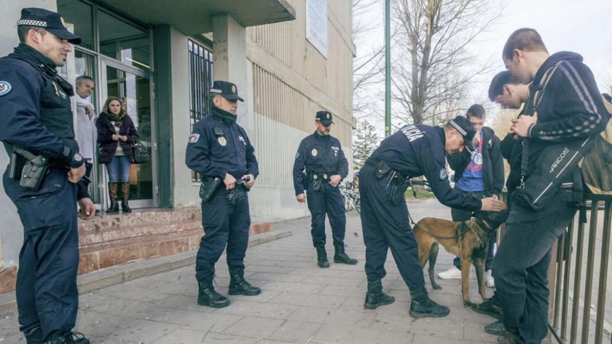 Agentes de la Unidad Canina en una acción reciente del Plan Tutor.-ISRAEL L. MURILLO