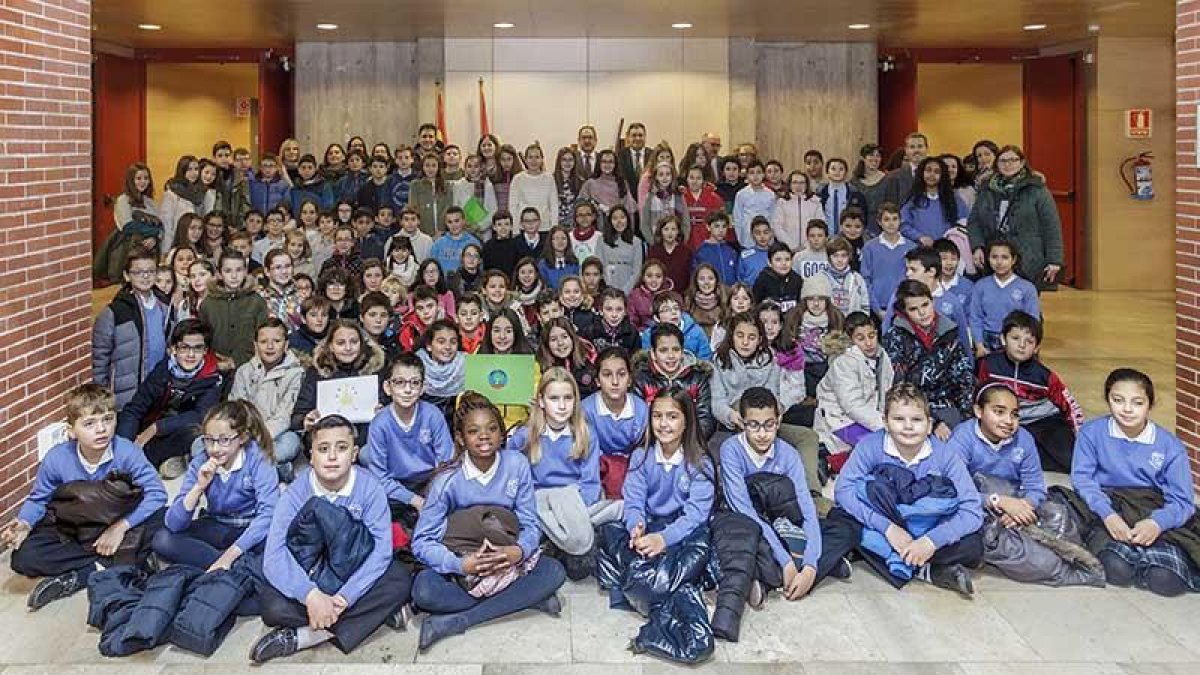 El delegado territorial de la Junta, Baudilio Fernández-Mardomingo, y el gerente de la Fundación Caja Rural de Burgos, Germán Martínez, recibieron a los escolares en la sede de la Junta.-SANTI OTERO