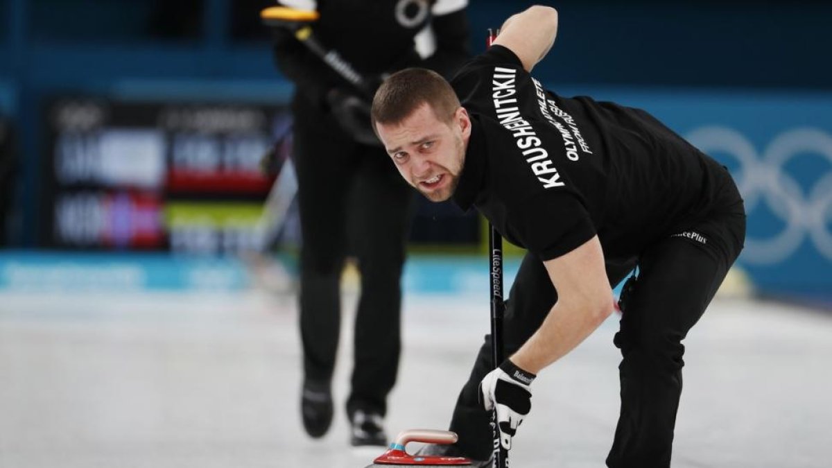 El ruso Alexander Krushelnitsky durante la prueba de curling-/ CATHAL MCNAUGHTON (REUTERS)