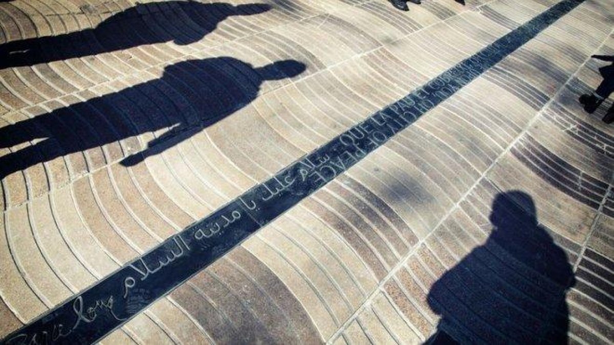 La frase: “Que la paz te cubra, oh ciudad de paz“, en apoyo a las víctimas del atentado terrorista.-AYUNTAMIENTO DE BARCELONA