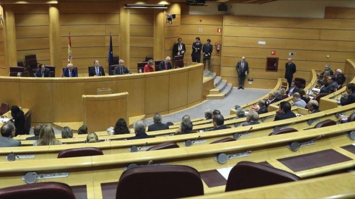 Sesión constitutiva de la comisión del Senado que debe tramitar la aplicación del artículo 155 de la Constitución.-EFE / BALLESTEROS