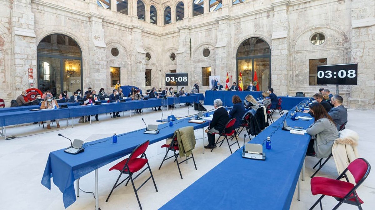 El pleno del Ayuntamiento de Burgos sirvió para dar cuenta de las facturas pendientes a finales de 2021. SANTI OTERO