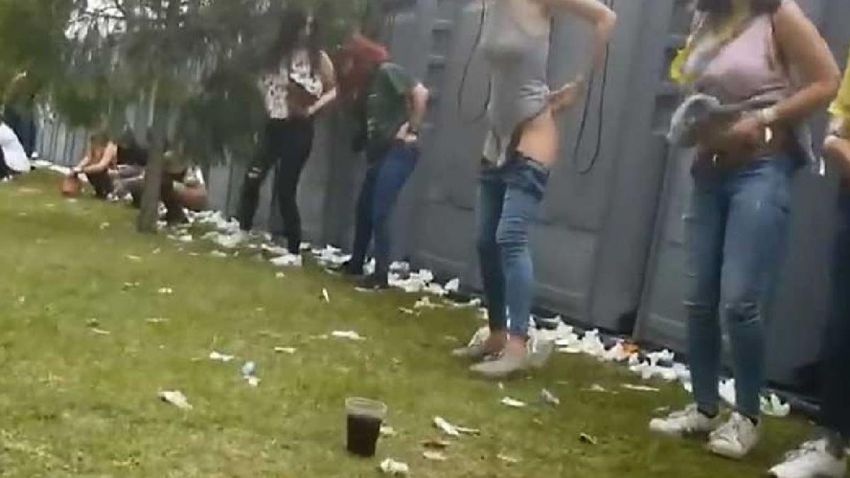 Numerosas jóvenes grabadas al orinar en Palencia, probablemente con un teléfono móvil.-ECB