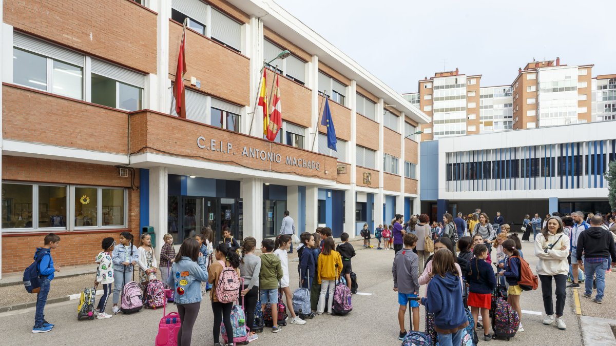 Los alumnos hacen las filas para acceder a sus aulas en el Colegio Público Antonio Machado. SANTI OTERO