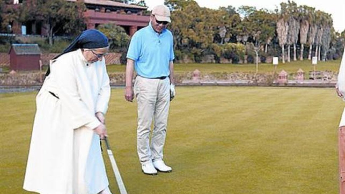 Lucía Caram juega a golf en un campo solo apto para multimillonarios.-Foto: MEDIASET