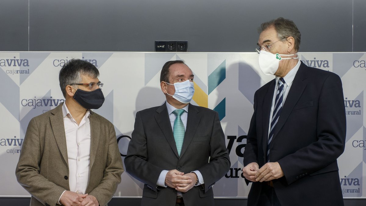 Carlos Vicente, Ramón Sobremonte y Miguel Ángel Benavente, durante la presentación del estudio. SANTI OTERO