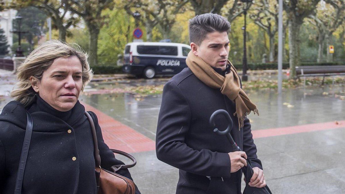 Raúl Calvo llega a la Audiencia junto a su abogada-SANTI OTERO