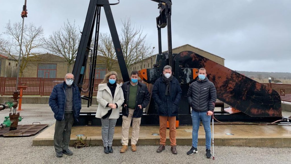 Cristina Ayala y Javier Lacalle, en el centro, flanquean al alcalde de Sargentes de la Lora, Carlos Gallo. ECB