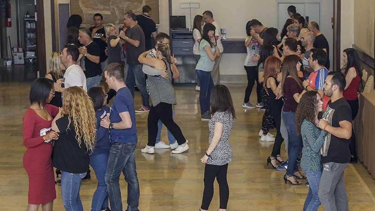 Cientos de bailarines han asistido a los talleres de las distintas variedades de salsa, bachata y kizomba durante todo el fin de semana.-Santi Otero