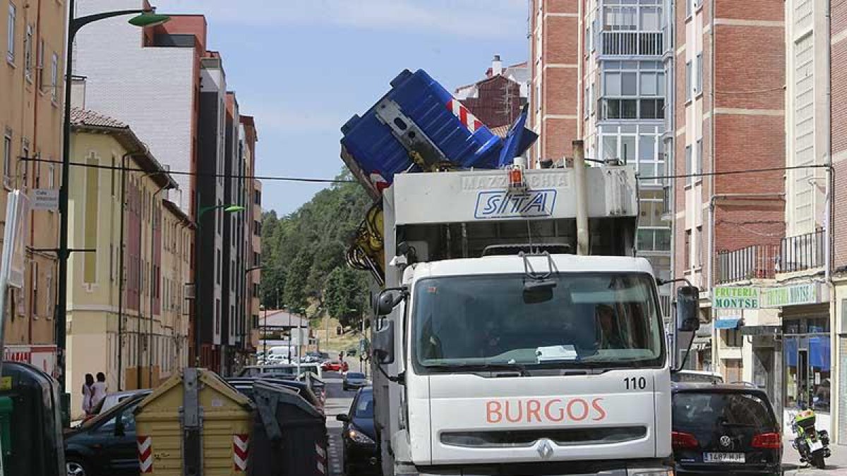 Un camión recoge el contenedor de los residuos orgánicos.
