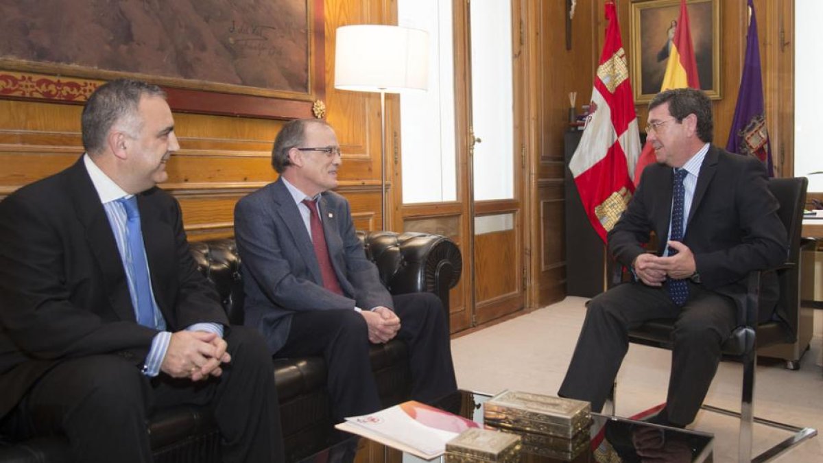 Roberto González y Marcelino Maté charlaron con César Rico en la mañana de ayer.-RICARDO ORDÓÑEZ