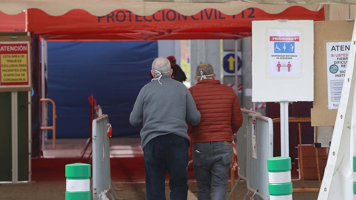 Dos hombres acceden a la carpa de triaje instalada en el HUBU. SANTI OTERO