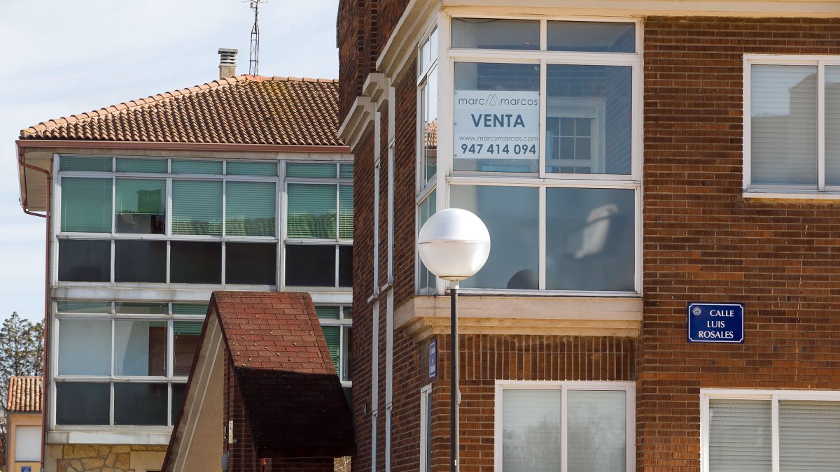 Viviendas con un cartel de 'Se vende' en la capital burgalesa. TOMÁS ALONSO