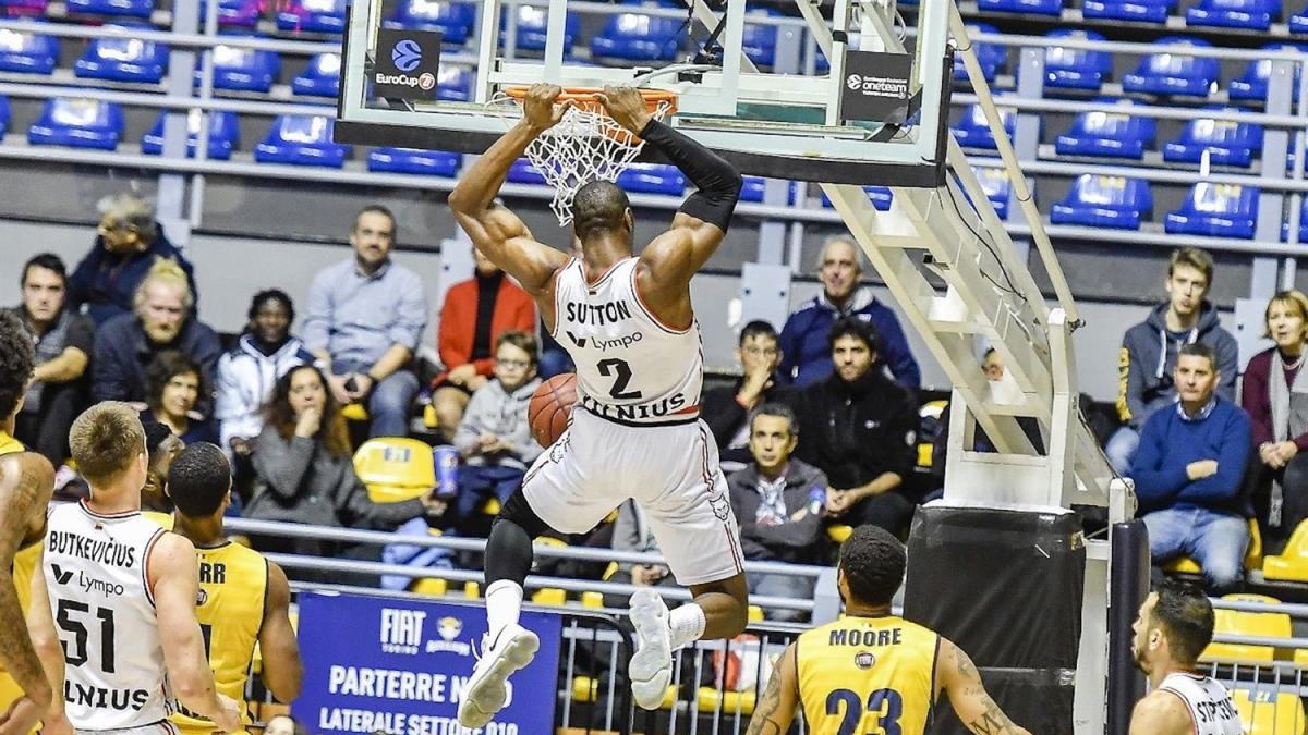 Sutton machaca el aro rival en un partido de esta temporada.-EUROCUP