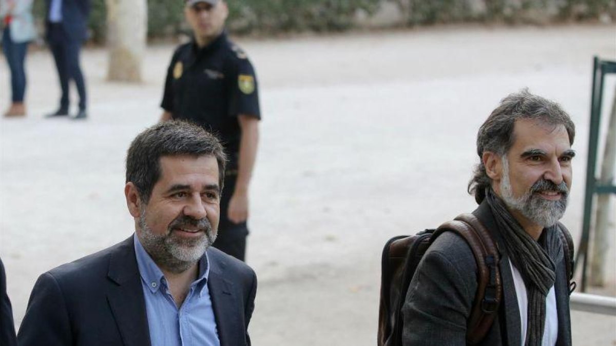 Jordi Sánchez y Jordi Cuixart a su llegada a la Audiencia Nacional, el pasado 16 de octubre.-JOSE LUIS ROCA