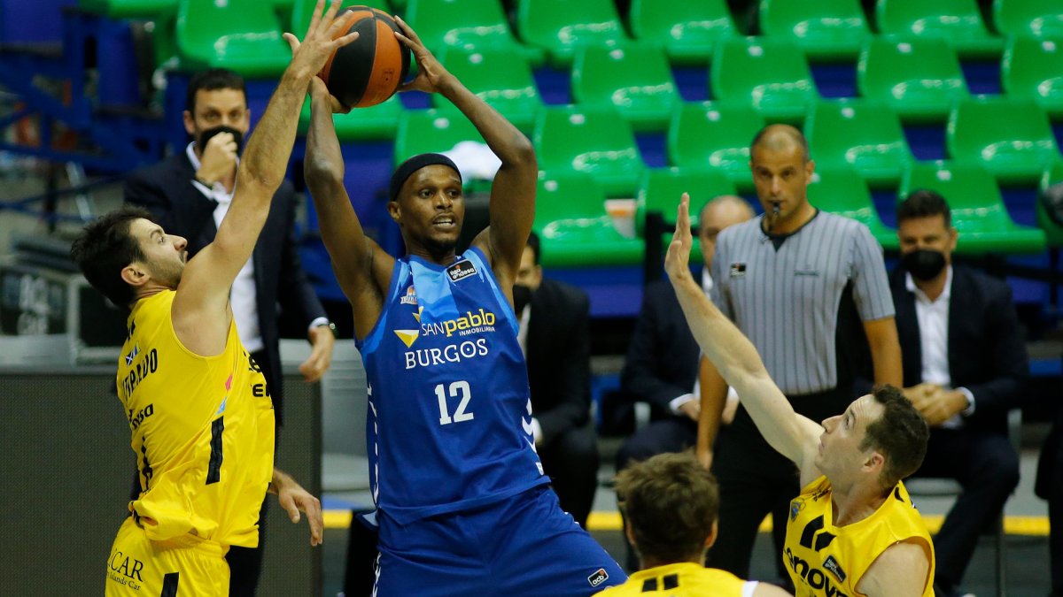 McFadden busca el pase ante la presión de Fitipaldo. SANTI OTERO