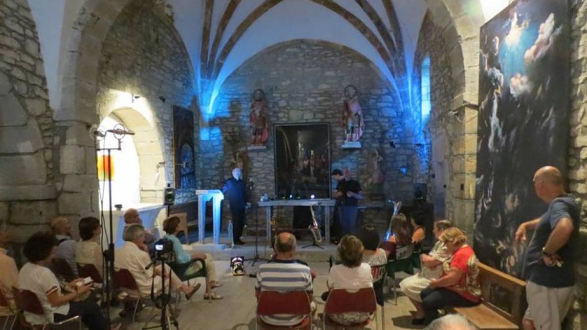 La iglesia de Leciñana, convertida en galería de arte, durante una actuación del grupo Laboratorio Klem-ARTECIÑANA