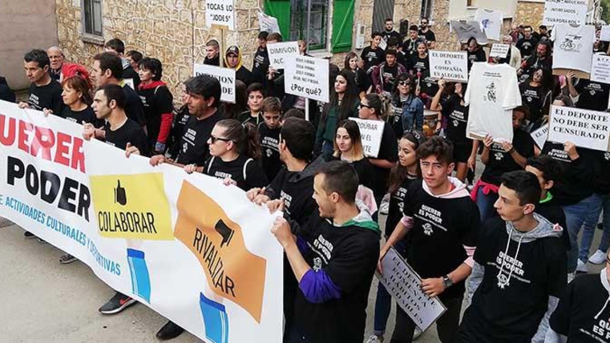 Los manifestantes, vestidos de negro, exhibieron pancartas para expresar su rechazo a la suspensión.-D. S. M.