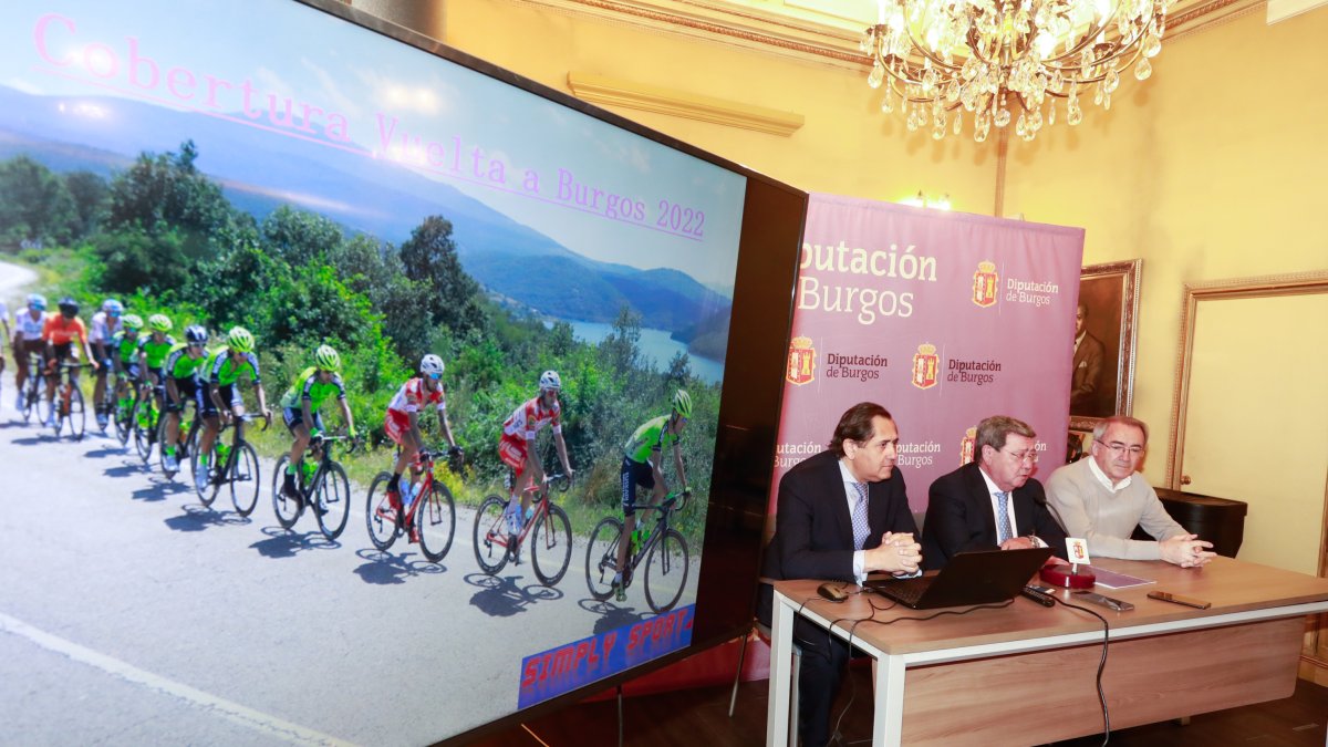 César Rico, presidente de la Diputación de Burgos, acompañado por Ángel Carretón, presidente del IDJ y Javier Tola (izquierda), director de Simply Sport. TOMÁS ALONSO