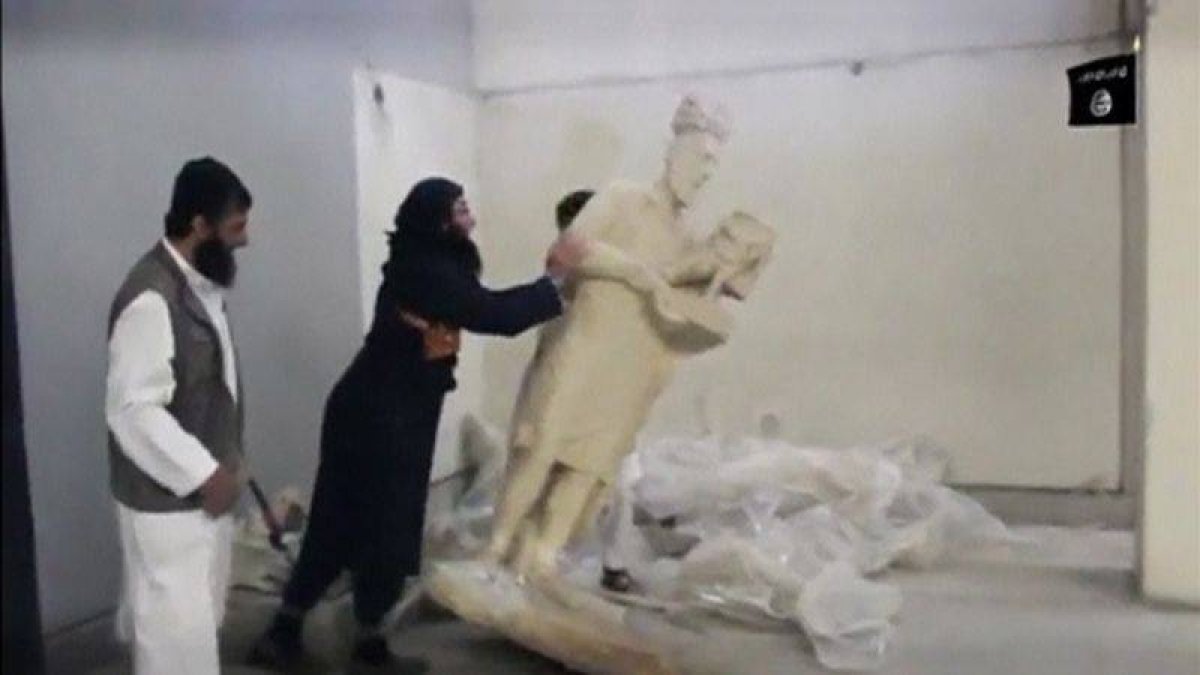 Miembros del Estado Islámico destruye estatuas de Níniveh en el museo de Mosul.-Foto: REUTERS