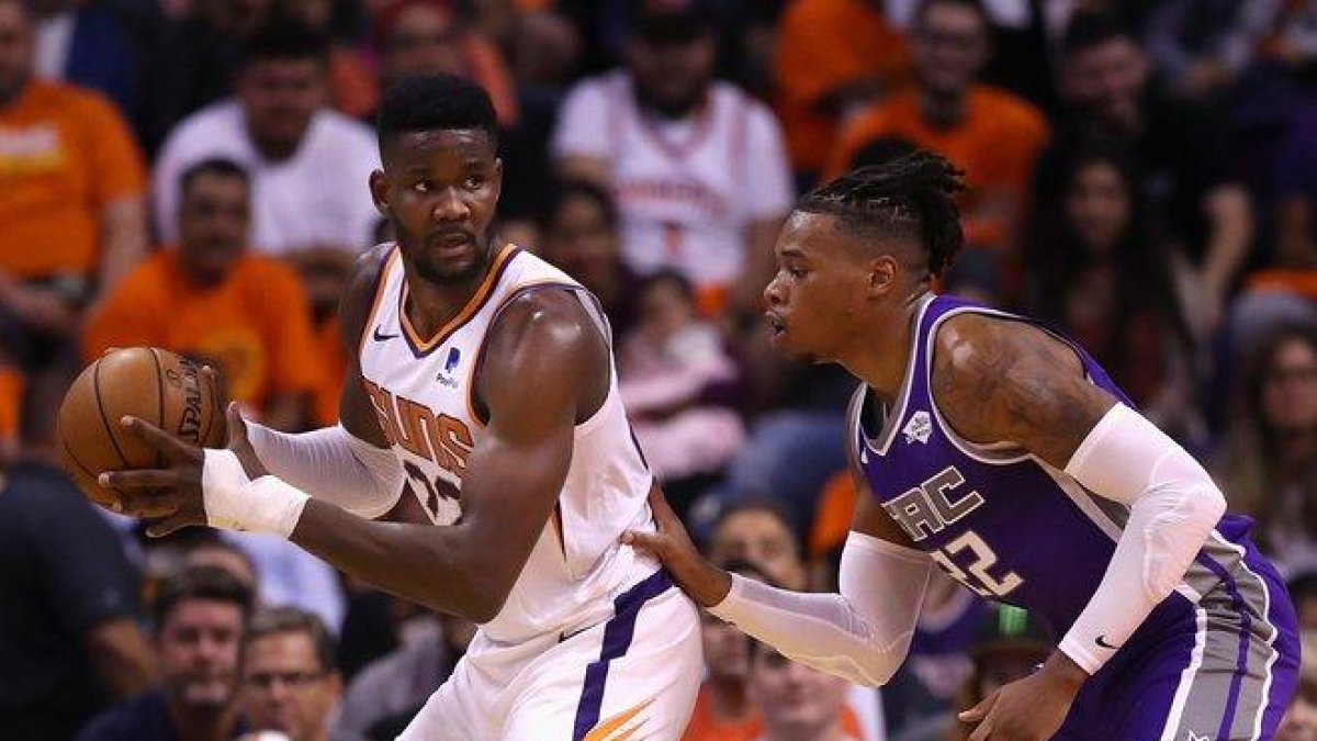Ayton, a la izquierda, el pasado miércoles, en el debut de la temporada.-CHRISTIAN PETERSEN / GETTY