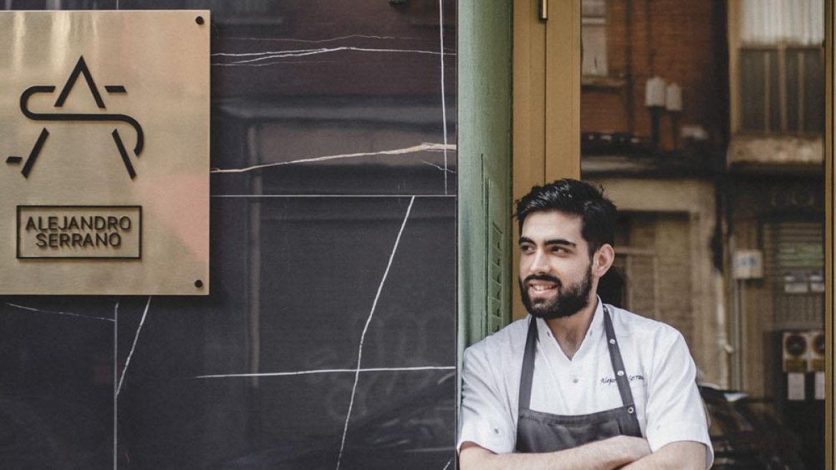 Alejandro Serrano abrió su restaurante el pasado 8 de noviembre en pleno centro de Miranda de Ebro.-