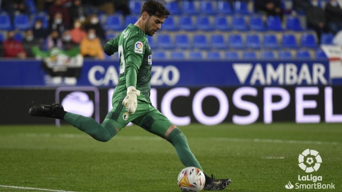 Caro saca de puerta. LALIGA