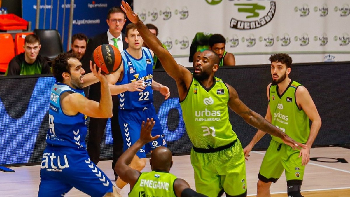 Benite dobla el balón ante la presión de Eyenga. ACB PHOTO / A. PACHECO