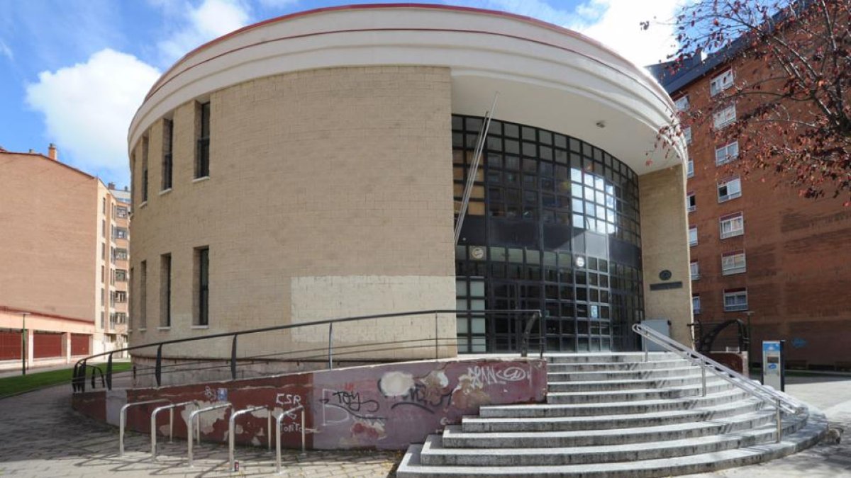 Imagen de los accesos de la biblioteca Gonzalo de Berceo.-ISRAEL L. MURILLO