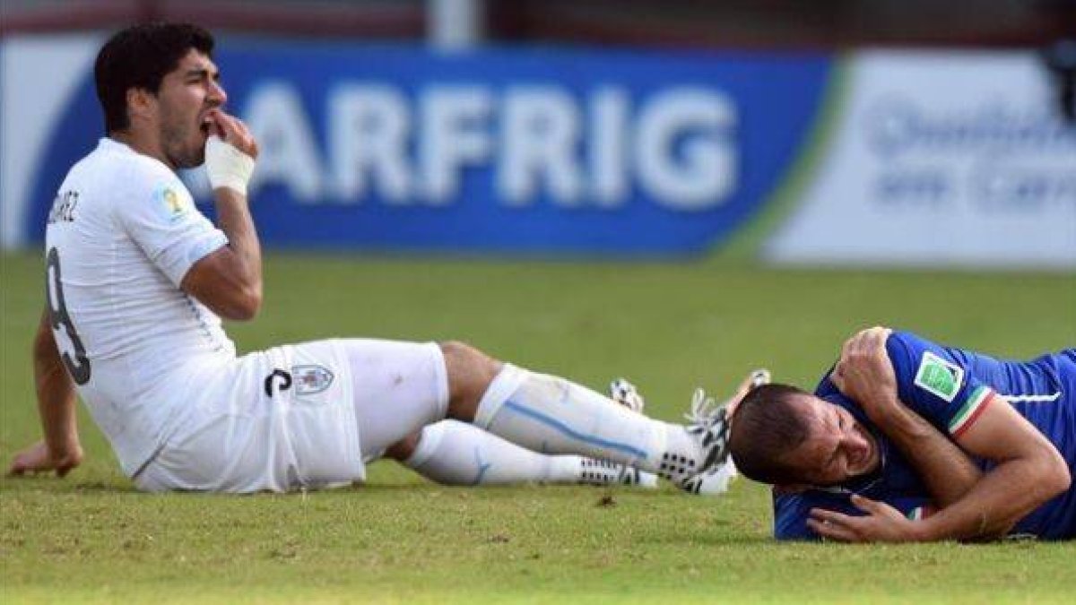 Suárez y Chiellini, tras el incidente del mordisco en el Mundial de Brasil.-Foto: AFP / JAVIER SORIANO