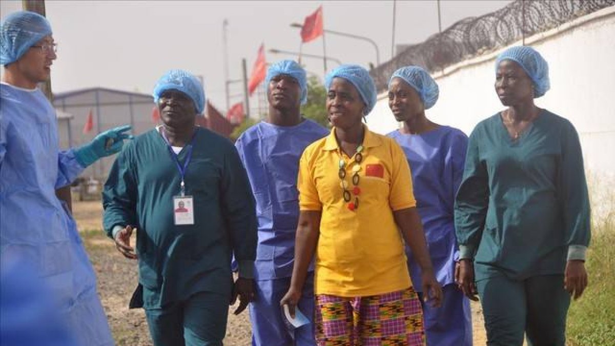 Beatrice Yardolo, la última paciente ingresada por ébola en Liberia, abandona el hospital.-Foto: AP HOTO/ ABBAS DULLEH