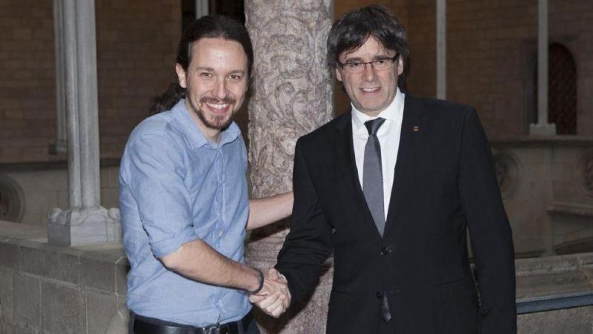 Pablo Iglesias y Carles Puigdemont, en su último encuentro, en abril de este año en el Palau de la Generalitat.-FERRAN NADEU