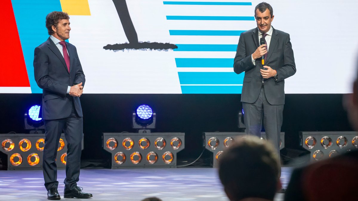 Guillén, a la derecha, se dirige a los asistentes en compañía de Pedro Delgado durante la presentación de La Vuelta 2021 celebrada en el Fórum Evolución Burgos. SANTI OTERO