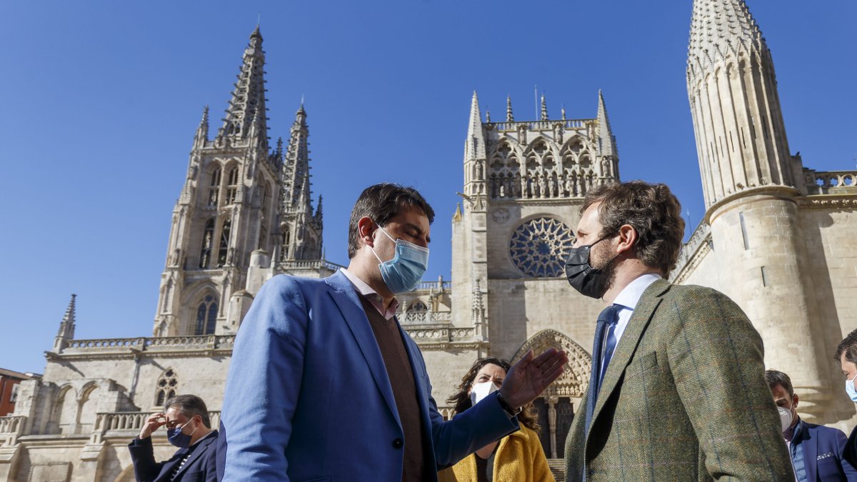 El cabeza de lista del PP por Burgos, Ángel Ibáñez, con Pablo Casado en Burgos. SANTI OTERO