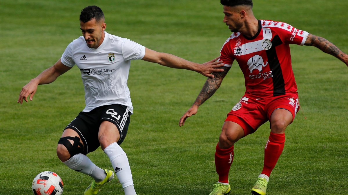 Álvaro Rodríguez controla el balón. SANTI OTERO