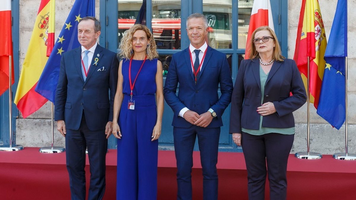 Meritxell Batet y Ander Gil (centro), en Burgos, durante la inauguración del Foro Parlamentario Hispano-Polaco. SANTI OTERO