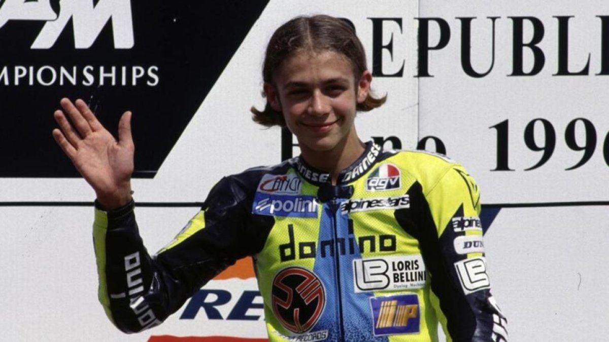 Valentino Rossi, con 17 años, saluda desde el podio de Brno-1996.-MILAGRO / GIGI SOLDANO