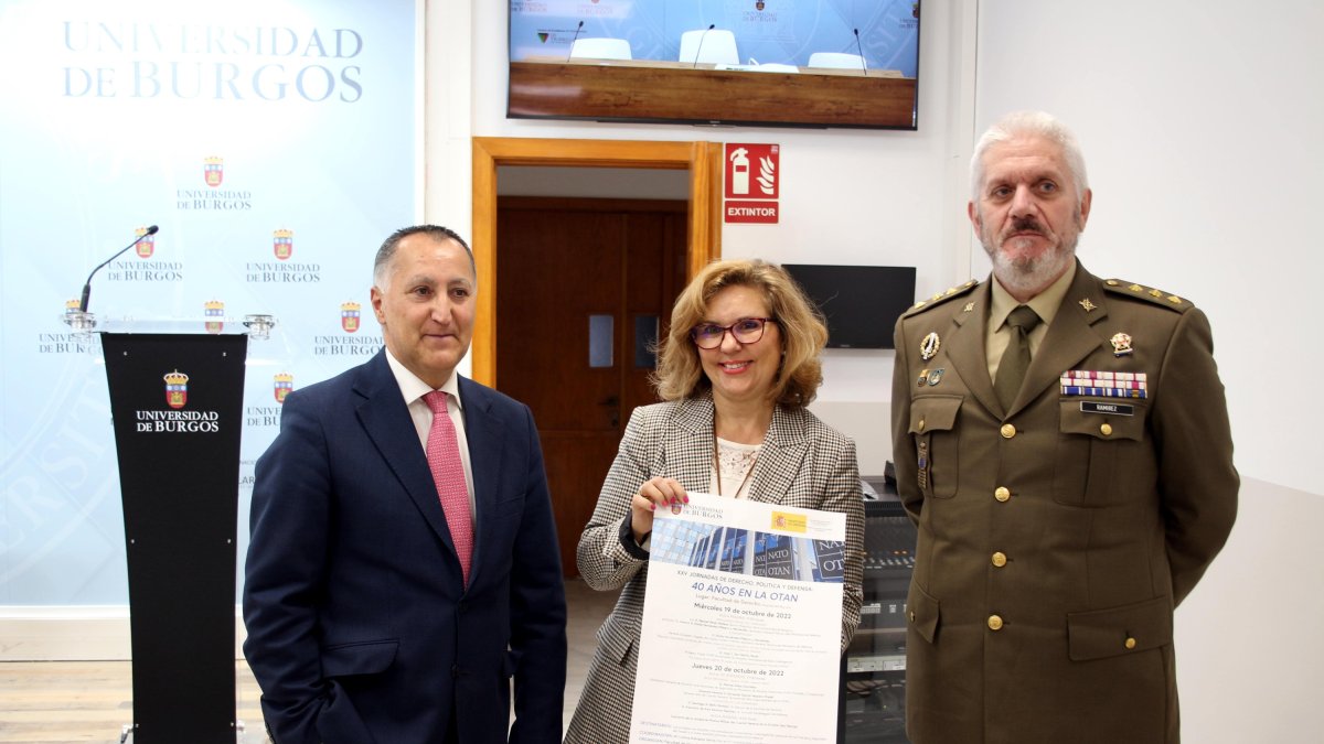 De izquierda a derecha: el decano de Derecho, Santiago Bello, la coordinadora de las jornadas de Derecho, Política y Defensa, Cristina Rodríguez, y el subdelegado de Defensa en Burgos, Francisco de Asis.