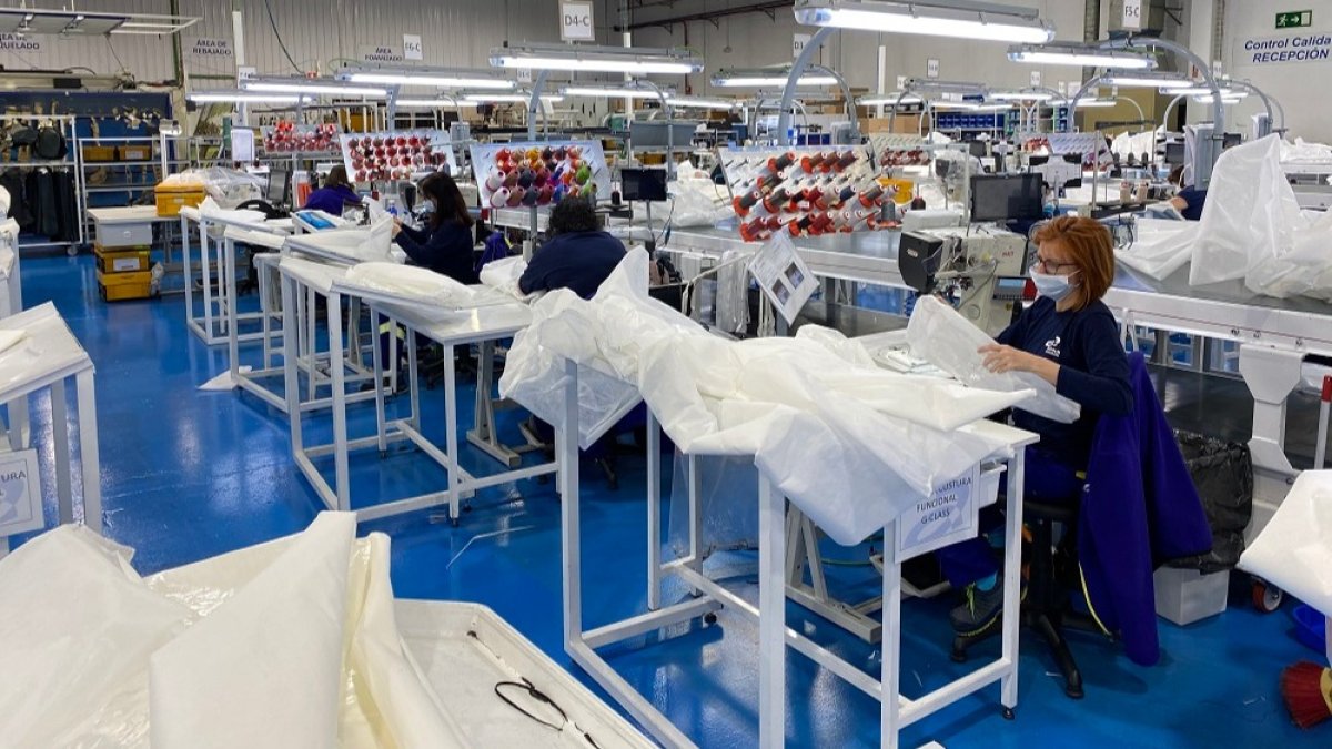 Imagen de producción de batas en RyA en Valladolid. ECB