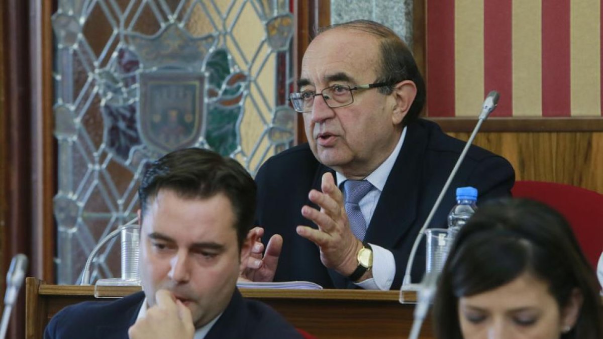 Fernández Santos en una intervención en un Pleno junto a sus compañeros Daniel de la Rosa y Nuria Barrio.-RAÚL G. OCHOA