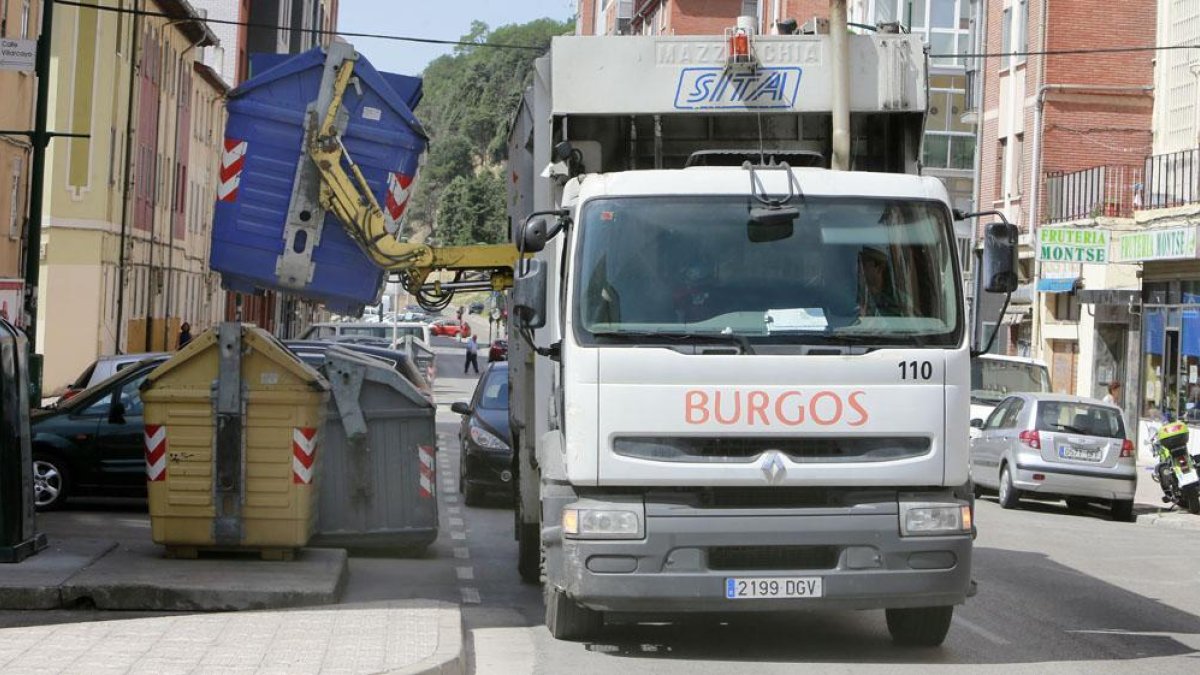 Un trabajador realiza la recogida de basuras en la calle San Franscisco.