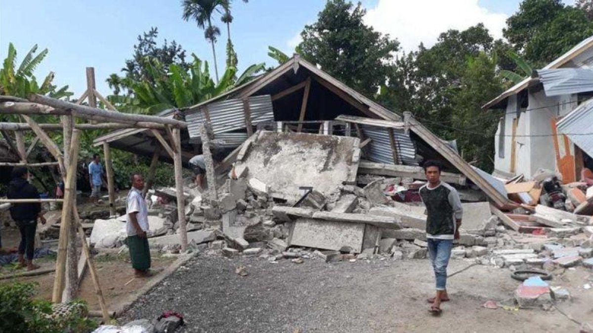 Casas destruidas por el tembolor de esen Sajang, en Sembalun, al este de Lombok (Indonesia).-AP / ROSIDIN