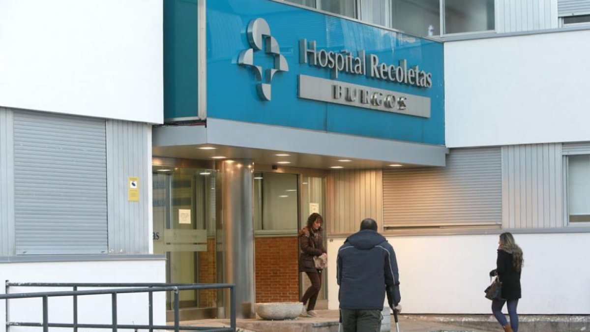 Varios pacientes acceden a la Clínica Recoletas, en la capital burgalesa. ECB