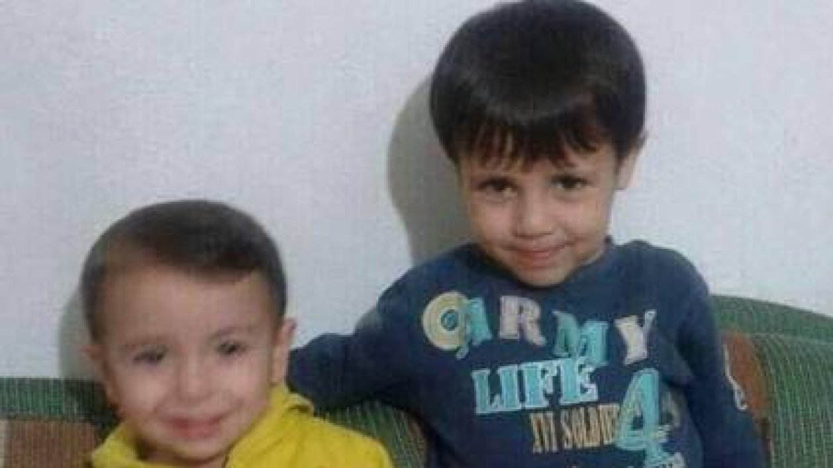 El niño sirio Aylan, de 3 años, y su hermano mayor Galip, de 5, ríen mientras juegan con un osito de peluche.-TWITTER