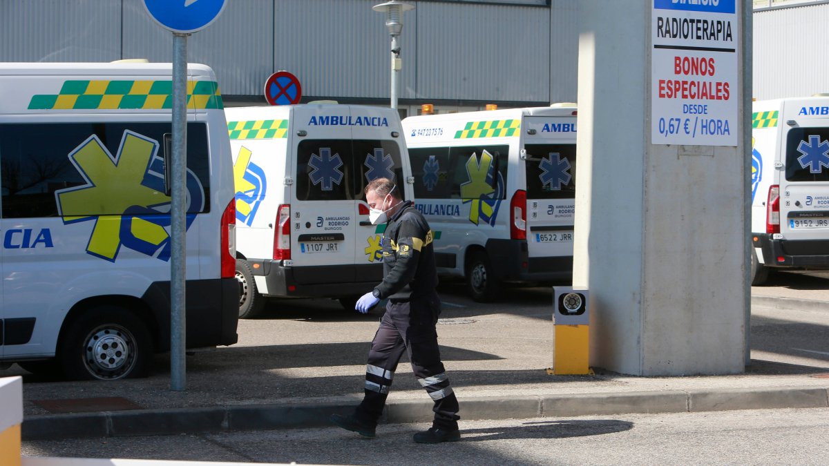 Ambulancias aparcadas en el parking de Urgencias del HUBU. RAÚL OCHOA