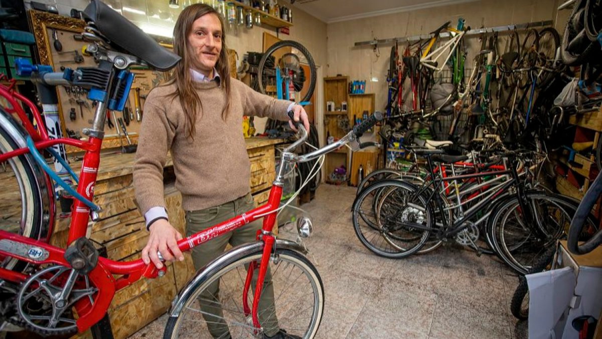 José, en su taller 'Bicicletas Kafka', impulsado en plena plandemia. SANTI OTERO
