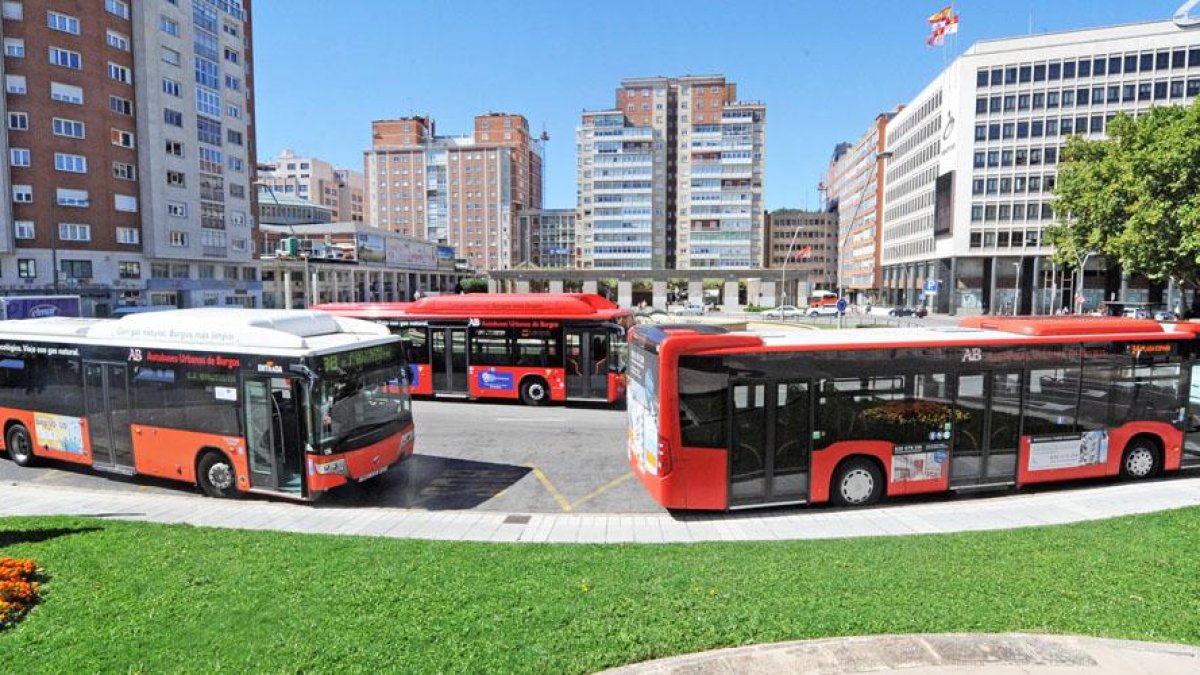 Varios autobuses circulan en Plaza España.