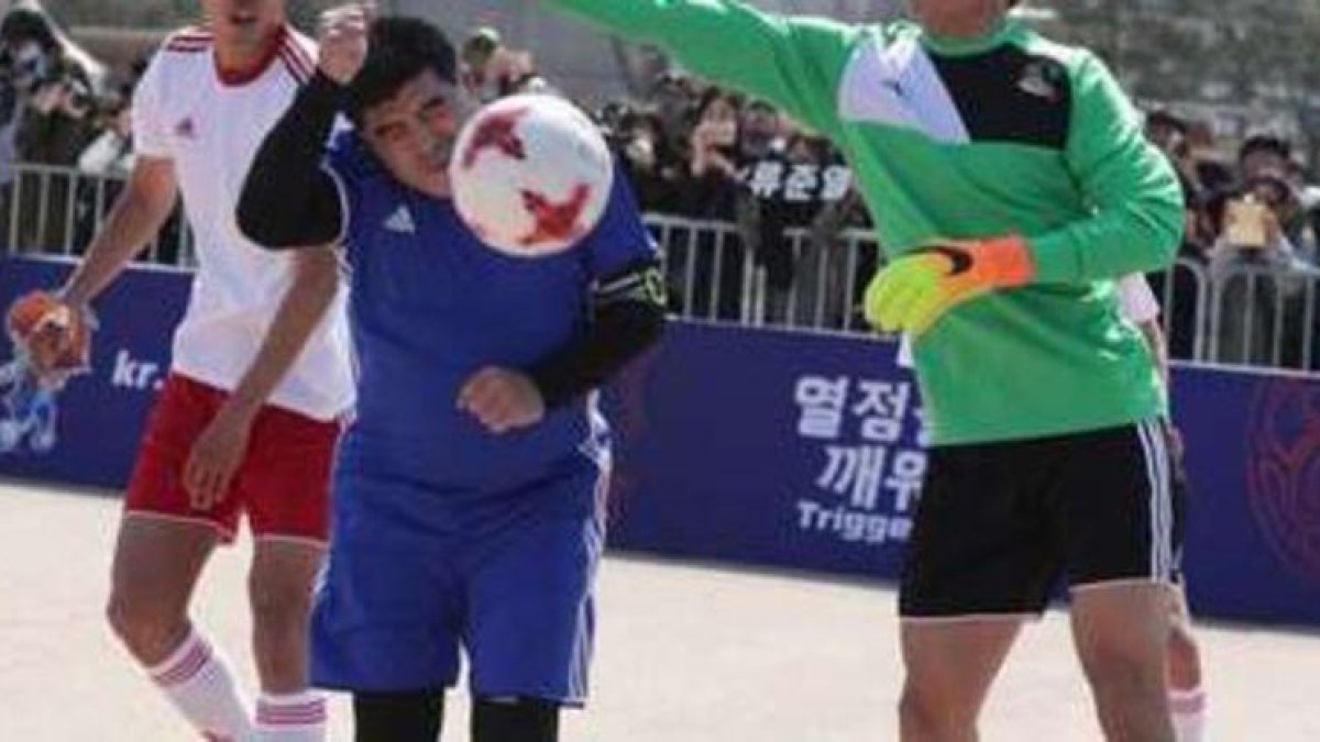 La jugada se produjo durante un partidillo amistoso en Corea junto a Aimar.-TWITTER / OLÉ