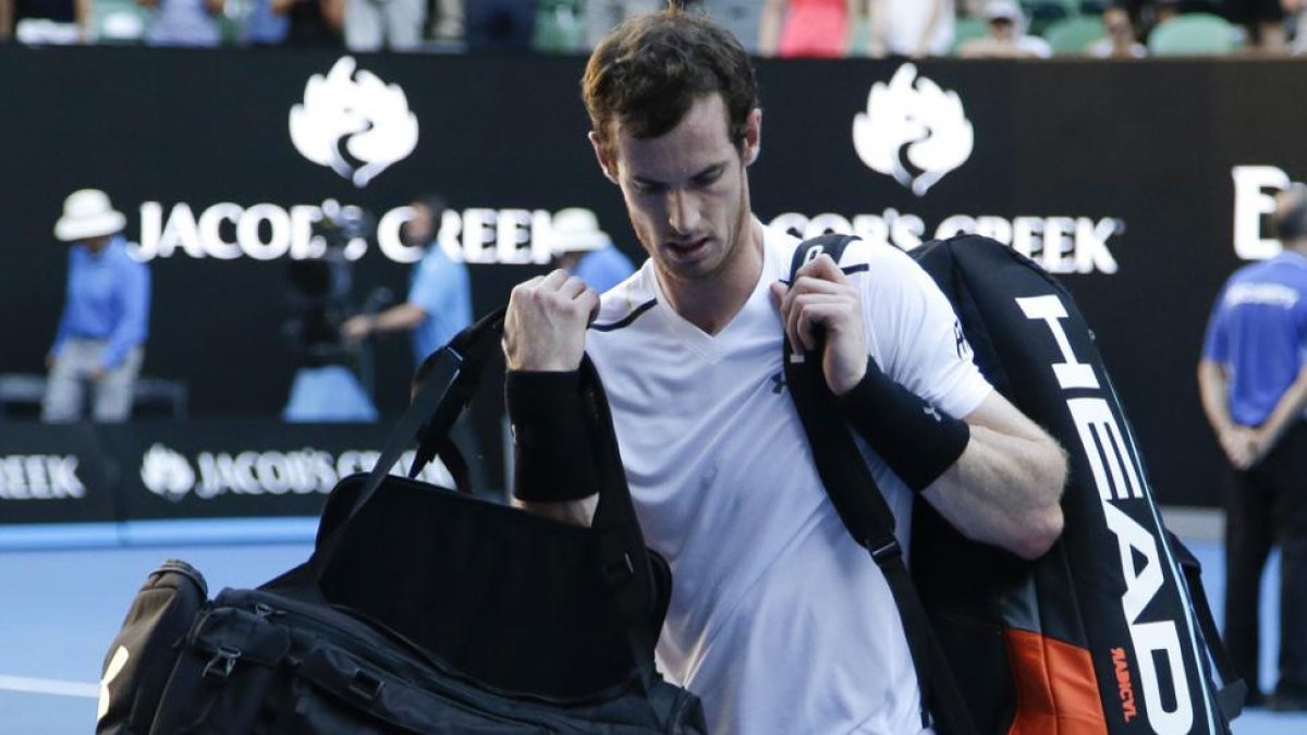 Andy Murray abandona la pista tras la derrota.-AP