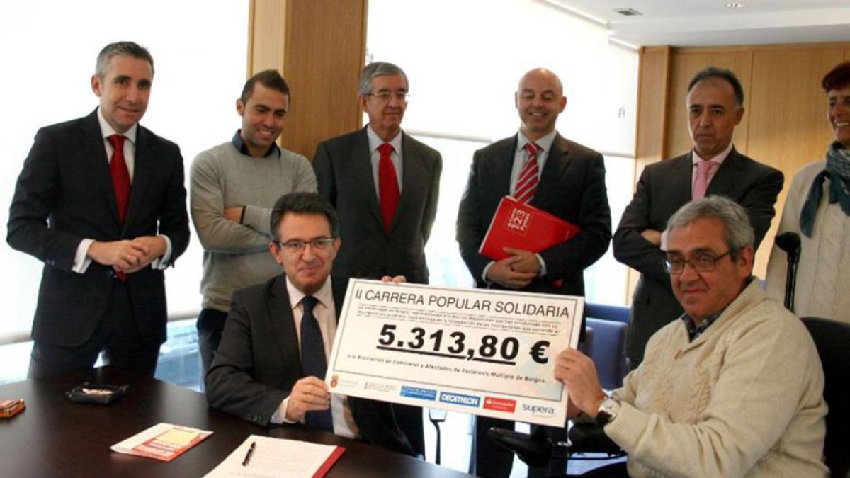 Momento en el que Alfonso Murillo entrega el cheque a Juan Ignacio Hortigüela.-